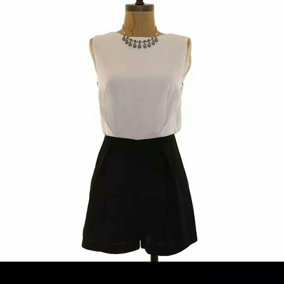 NWOT Ivory black open back lace romper - Picture 2 of 2